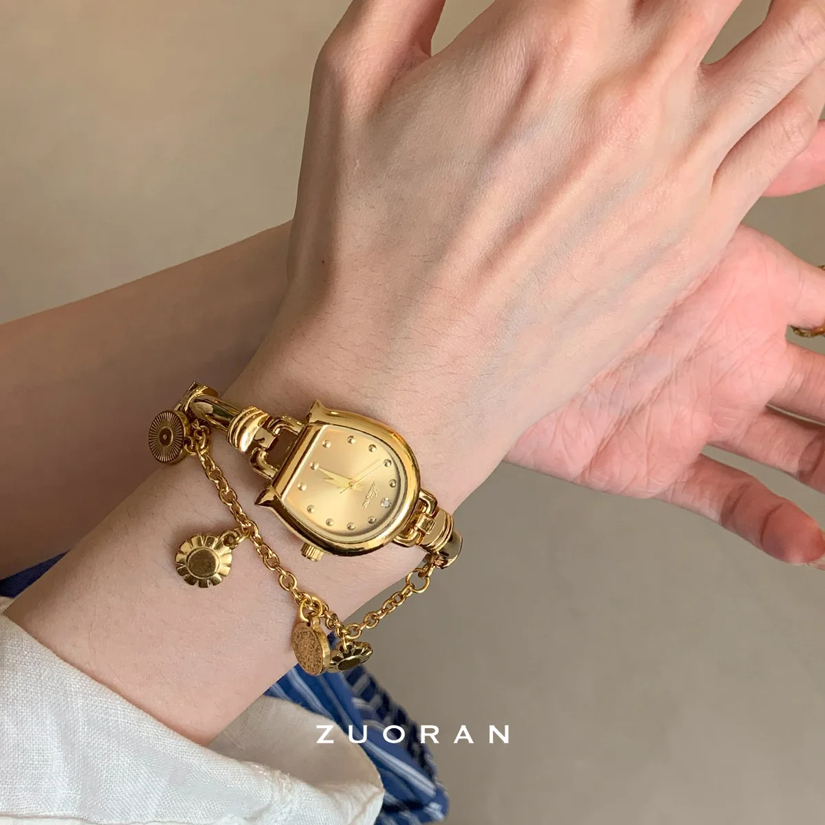 High-end Selected Watches: Sophisticated Horseshoe-Shaped Double-Layer Quartz Watch for Women; Exquisite Ladies' Wristwatch