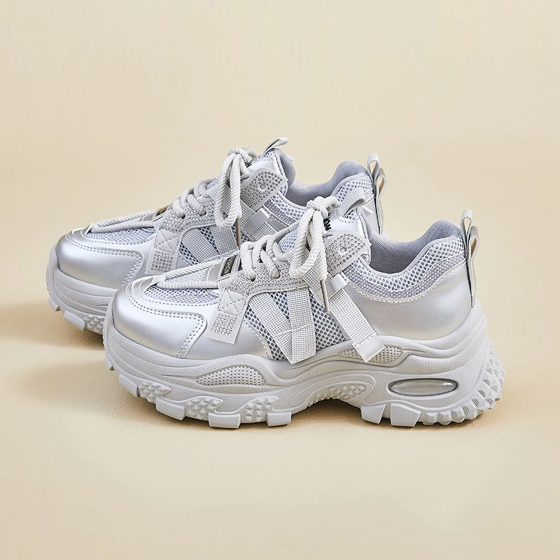 

Новая модная женская обувь. Теннисные туфли. Дышащие уличные кроссовки больших размеров. Лето 202. Сетчатые кружевные женские полые повседневные кроссовки.