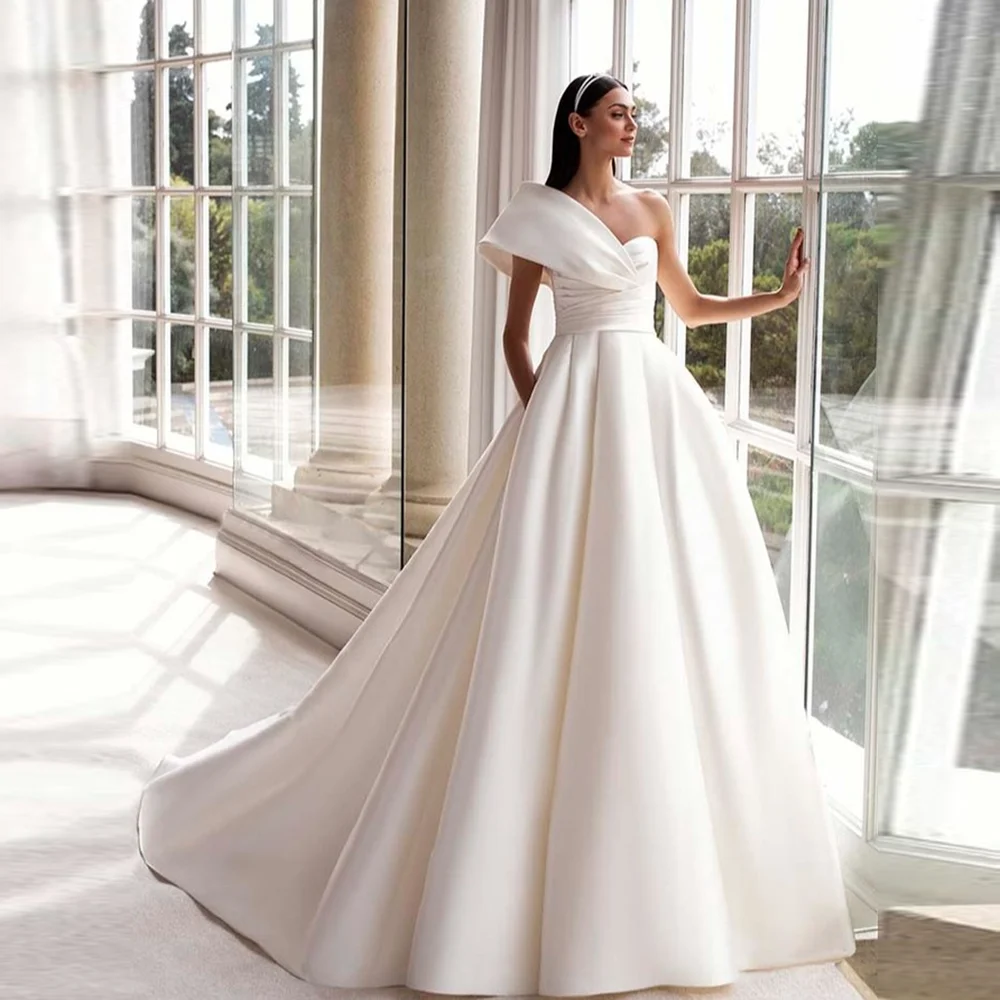 

Скромное атласное плиссированное свадебное платье на одно плечо по индивидуальному заказу, свадебное платье Trian с открытой спиной и пуговицами