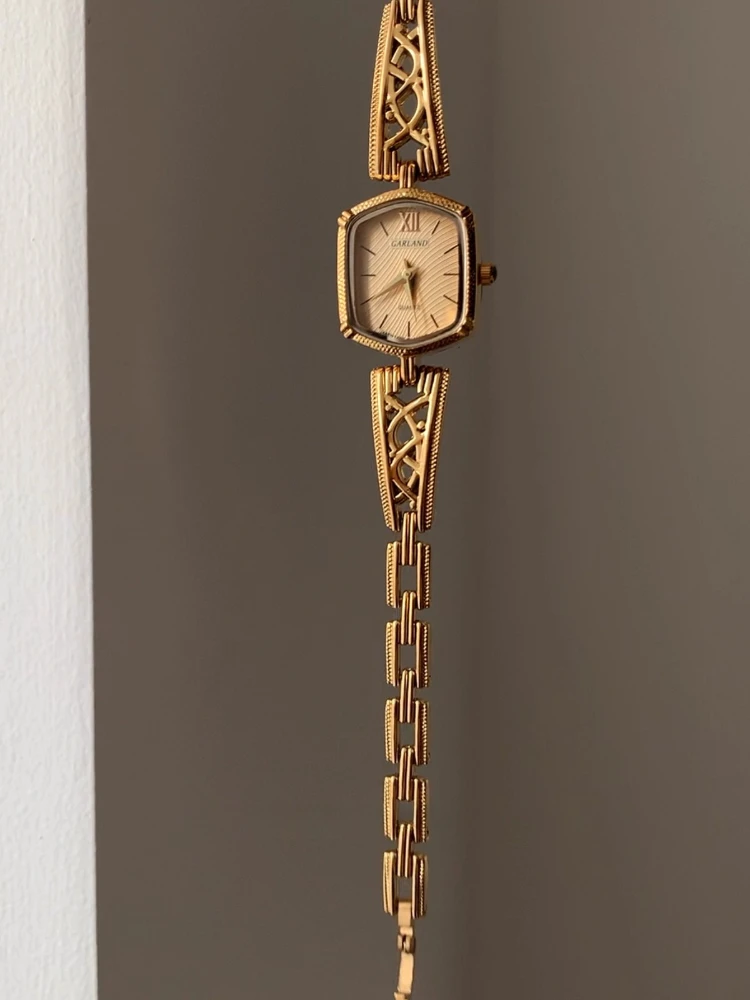 Women Quartz Watch French Court Hollow Niche Design High Sense Exquisite Temperament Fashion Ladies Bracelet Watch Luxury