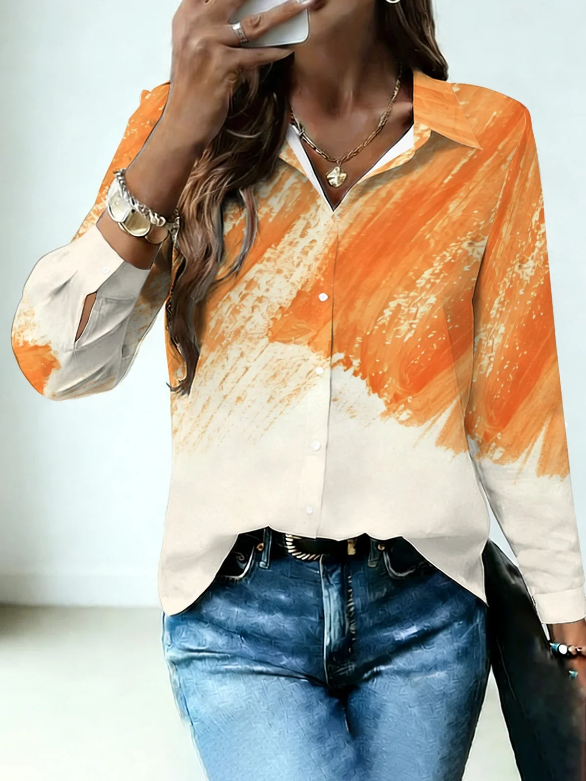 Camisa con cuello para mujer, diseño minimalista con degradado y trazo de pincel, estampado integral de efecto manchado y dibujo a mano, base naranja cálida y blanco roto, manga larga.