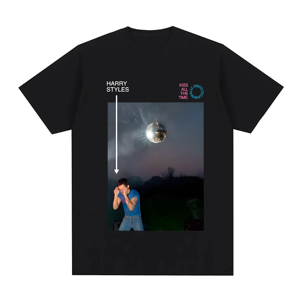 Camiseta 'Kiss All The Time' com Estampa de Bola de Discoteca de Harry Styles - Foto de Concerto, Merchandise Moderno para Fãs de Harry Styles e Amantes de Música Indie Pop