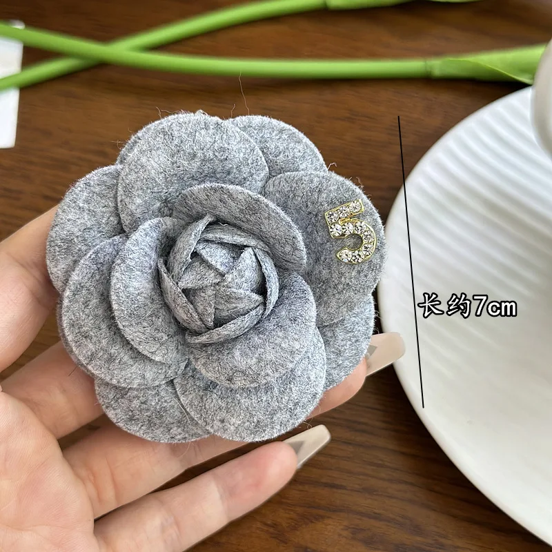 Koreanische Stoff Kamelie Brosche High-end Rose Blume Corsage Kristall Ziffern Anstecknadeln Vintage Broschen für Frauen Zubehör – Detail 2