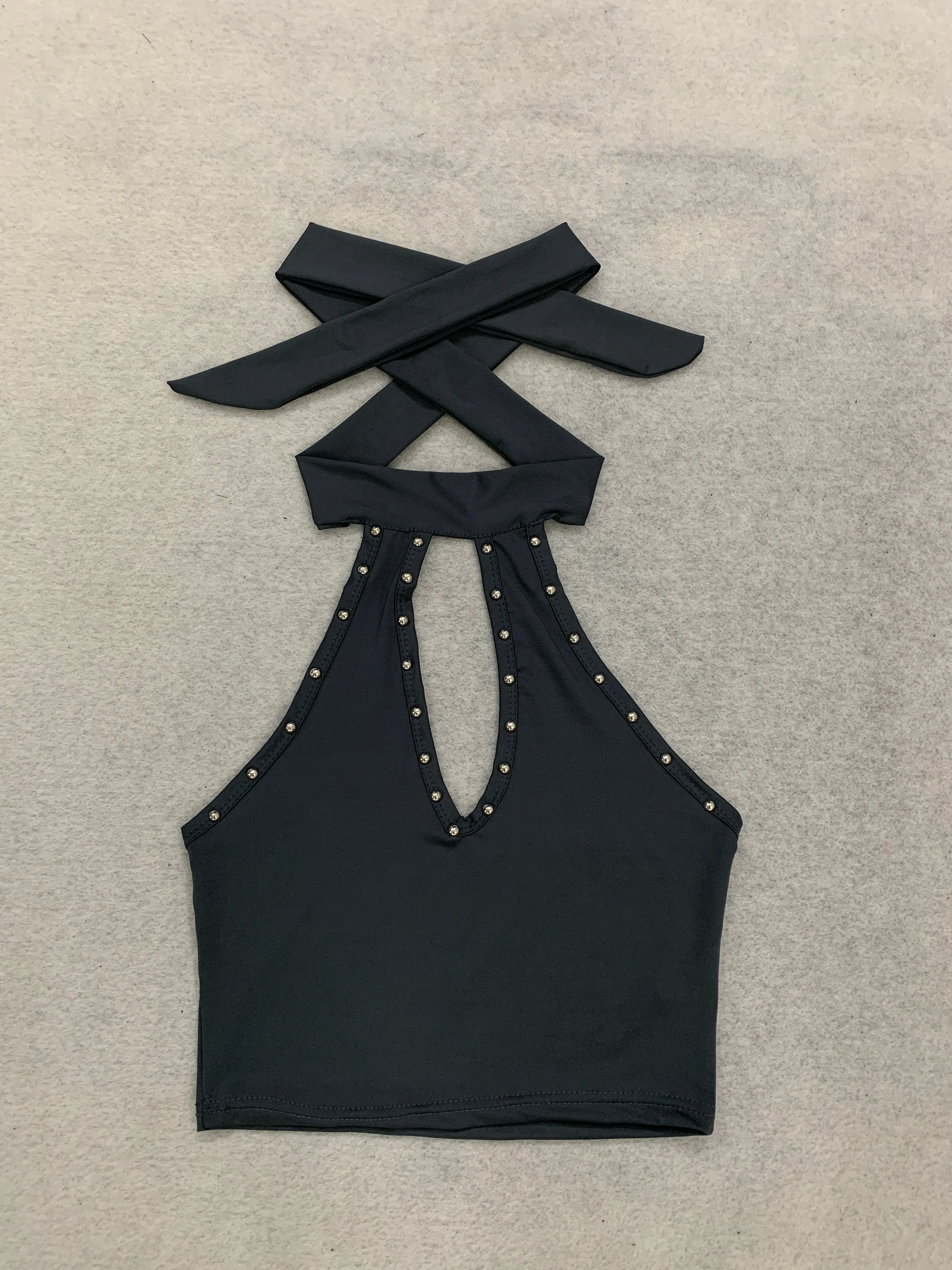 Subkultur-Punk-Stil, Nieten-Design, hängender Hals, rückenfreies, kurzes, hohles, ärmelloses, schmales, heißes Mädchen-Sling-Top. – Detail 8