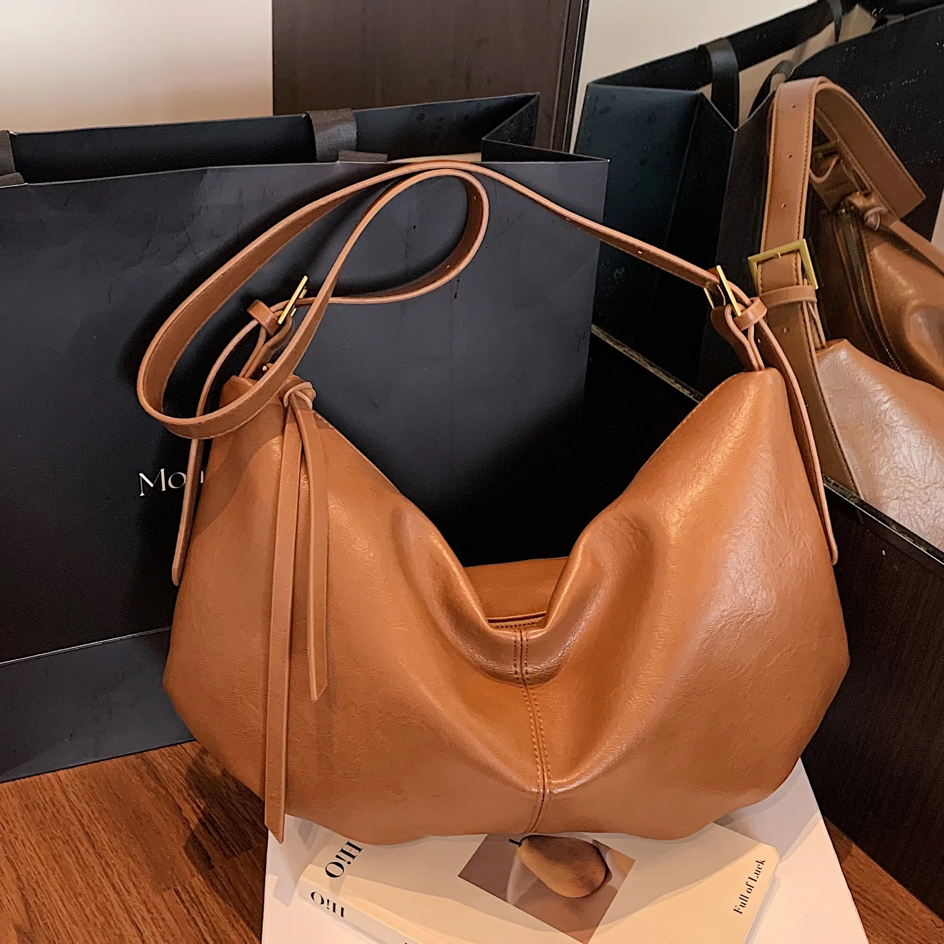 

2025 Crescent Moon Bag, Versatile Dumpling Shoulder Purse for Women, Minimalist Crossbody Tote, Chic Day to Night Bag