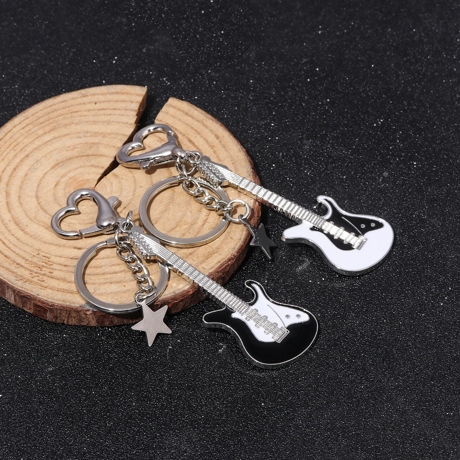 Moda negro blanco guitarra eléctrica colgante monedero coche llavero bolsa colgante madre Día del Padre regalo banda Logo pareja llavero