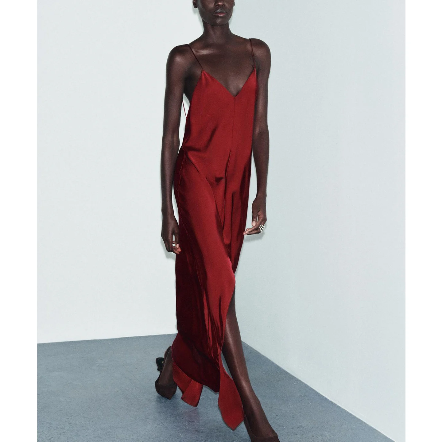 섹시한 V넥 A라인 실크 새틴 느낌 스트랩 드레스 신상 겨울 여성 패션 심플 슬림 요정 스커트 루즈핏 캐주얼웨어