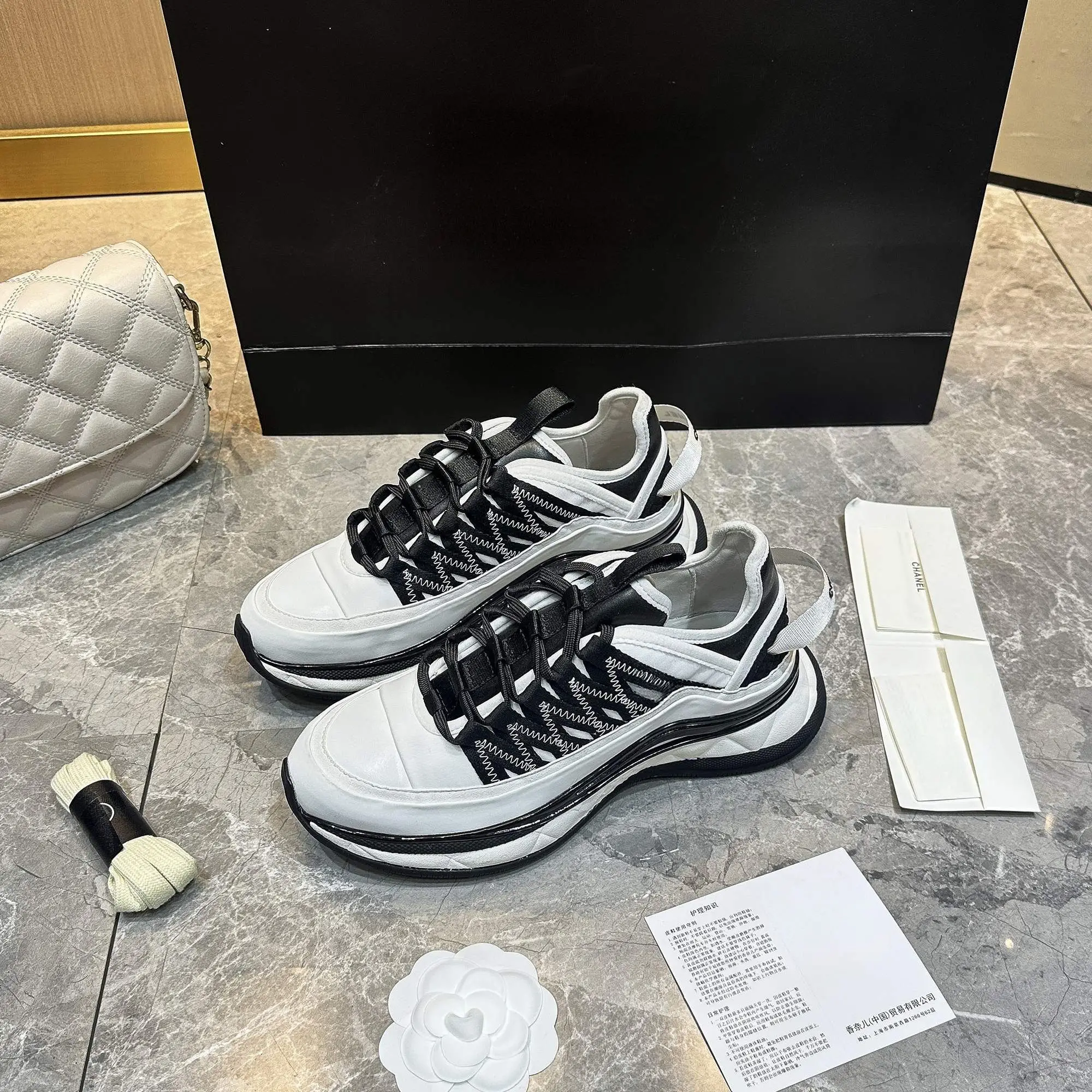 Baskets unisexes à semelle épaisse ondulée, design à lacets et sangles, patchs noir et blanc, chaussures de sport basses à effet rehausseur
