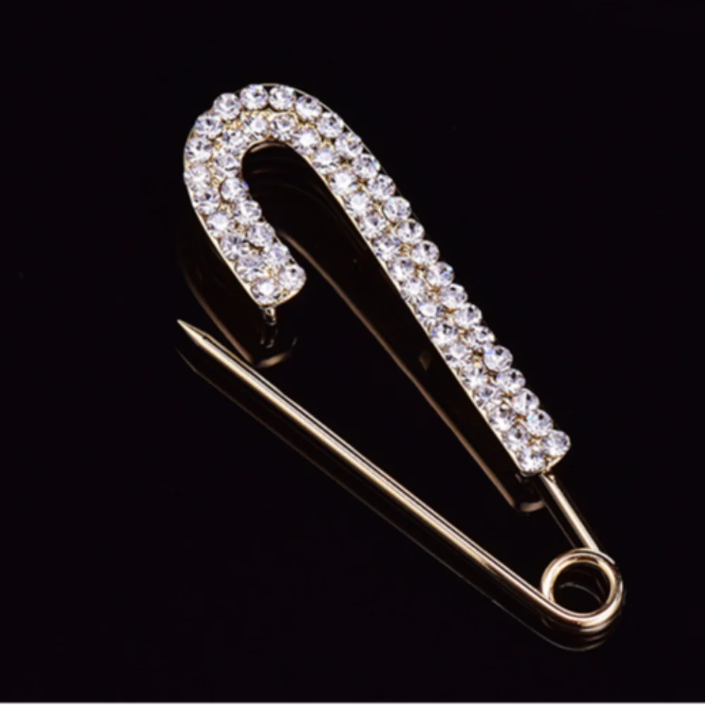 دبوس أمان معدني مزخرف، لون ذهبي، دبابيس كبيرة من أحجار الراين، وشاح بإبزيم جينز من الزركون الفضي