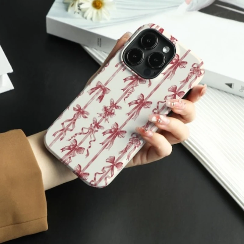 

Магнитный чехол для телефона IPHONE 17, 16, 15, 14, 13, 12, 11 16e Air PRO Plus с красной полосой и бантом, жесткий акриловый противоударный чехол