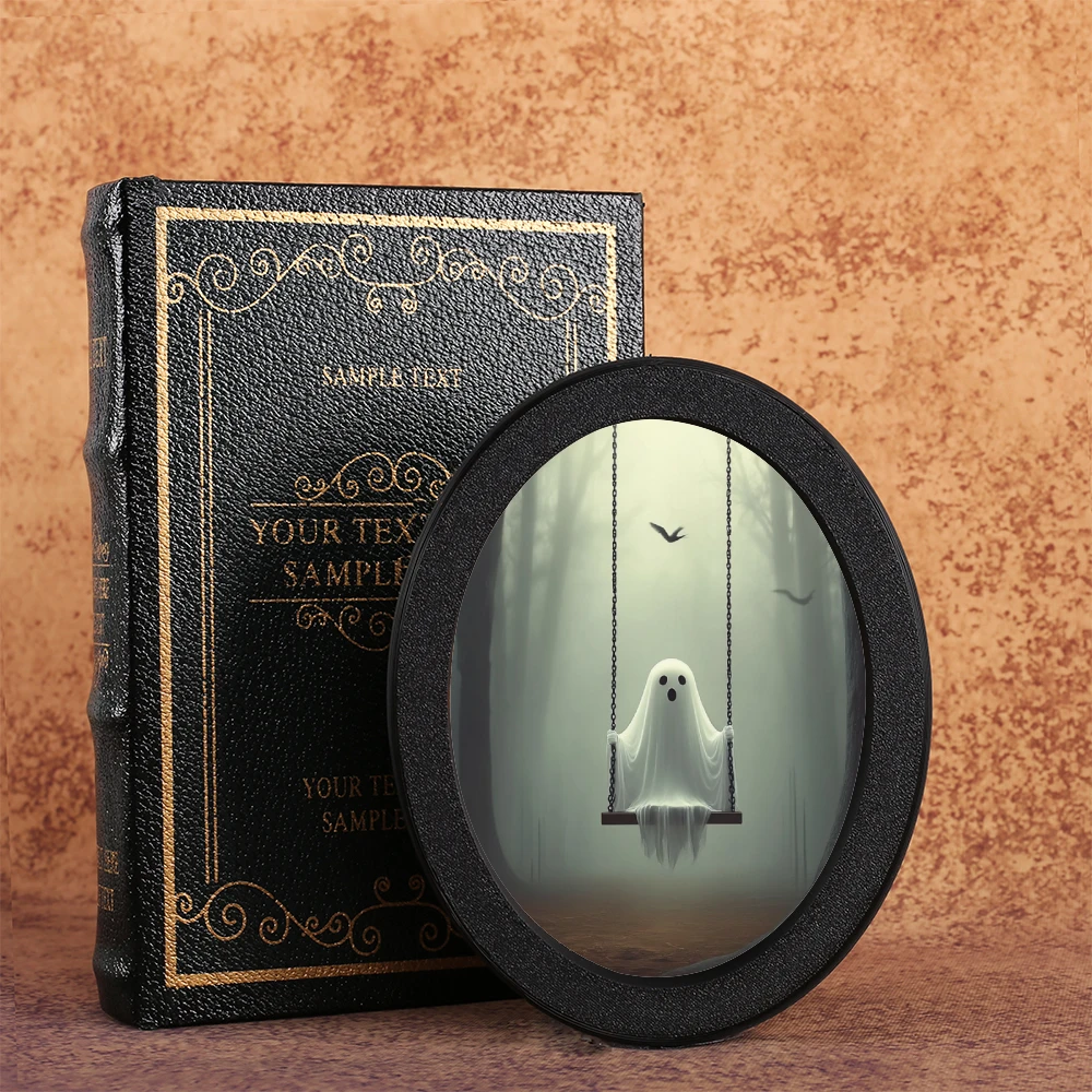 قطعة واحدة من ديكور بيضاوي تحت عنوان، إطار أسود قديم يظهر شبحًا على مشهد التأرجح، يخلق جوًا غامضًا وحيداً، Su #3