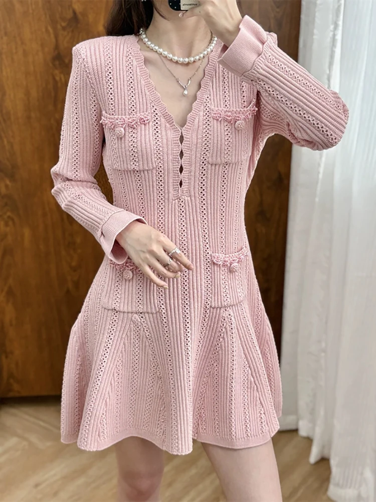 فستان محبوك بأكمام واسعة ورقبة على شكل حرف V وردي، أنيق وأنيق. فستان نسائي على شكل حرف A مرصع بالألماس وزر مطرز بالخرز #2