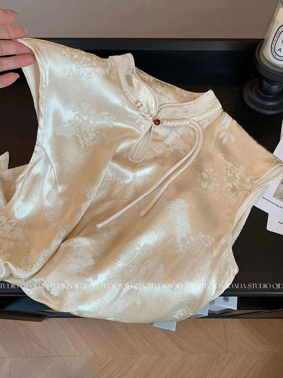 بلوزات جاكار من الحرير الساتان للنساء بأكمام قصيرة قطع علوية كلاسيكية على الطراز الصيني شيونغسام كبيرة الحجم