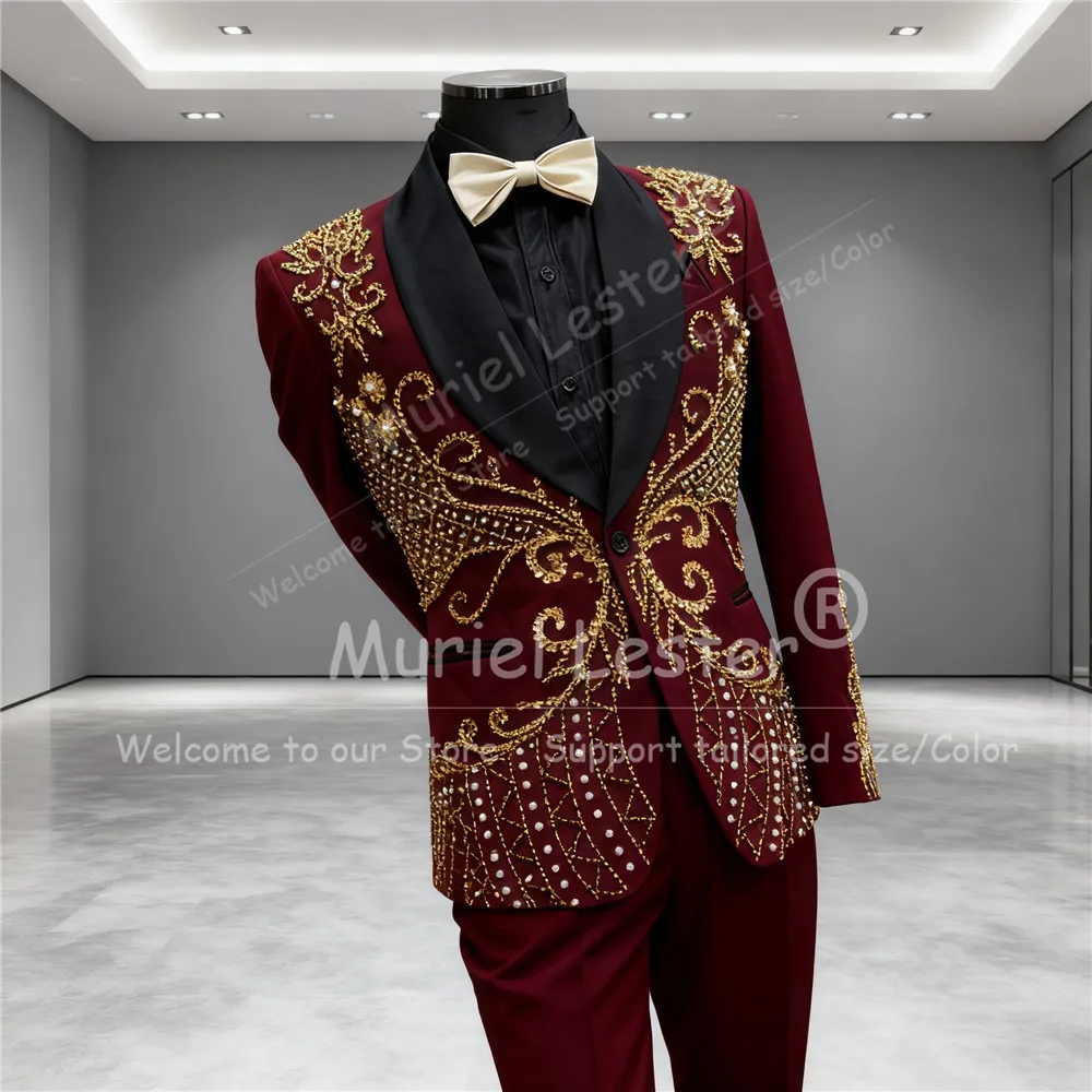 

Wine Red Suit Attire For Men Gold Beaded Crystals Groom Blazers Customized 2 Pieces Shawl Label Man Wedding Tuxedos Ropa Hombre