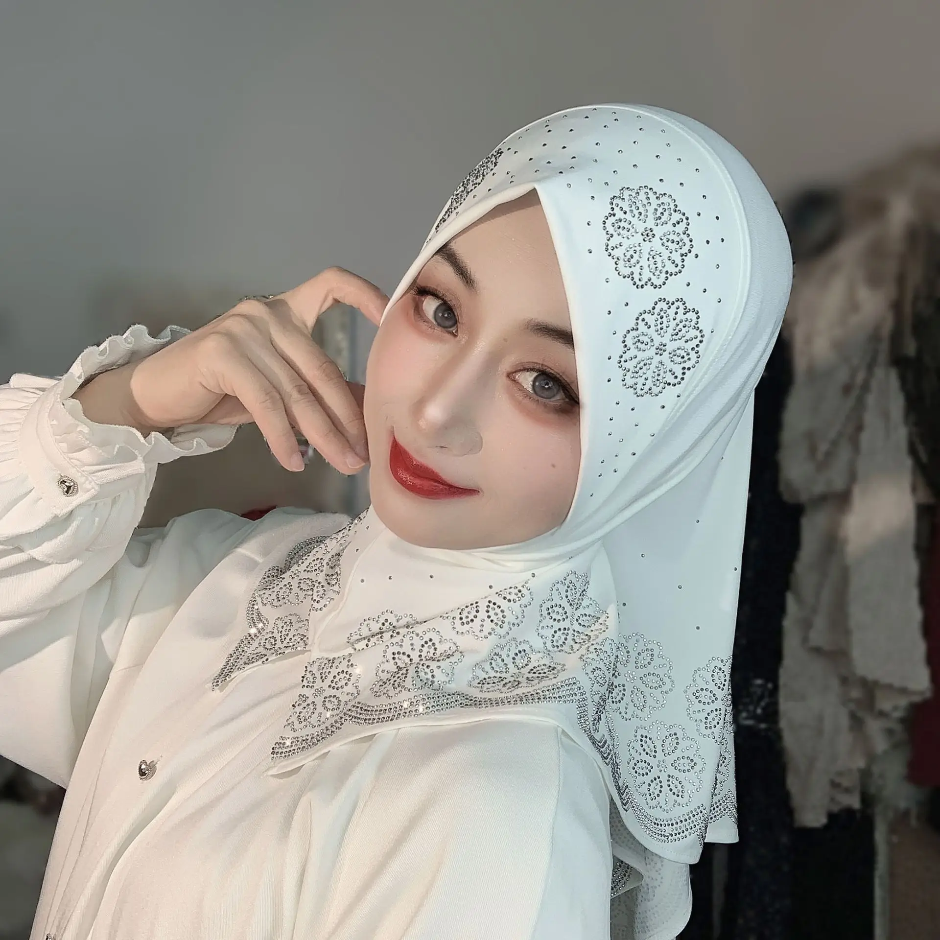 Ready To Wear Muslim Hijab Women Rhinestone Floral Design Soft Chiffon Instant Headscarf Islamic Daily Prayer Head Wrap Scarf view 3