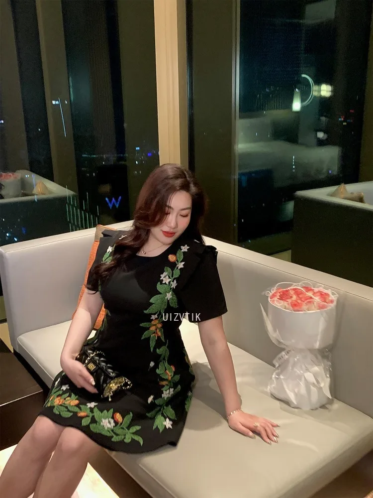 فستان حفلة موسيقية قصير أنيق بالإضافة إلى حجم الرقبة المستديرة قصيرة الأكمام تنورة صغيرة الملابس النسائية التطريز المطبوعة الماس المنقع اللباس