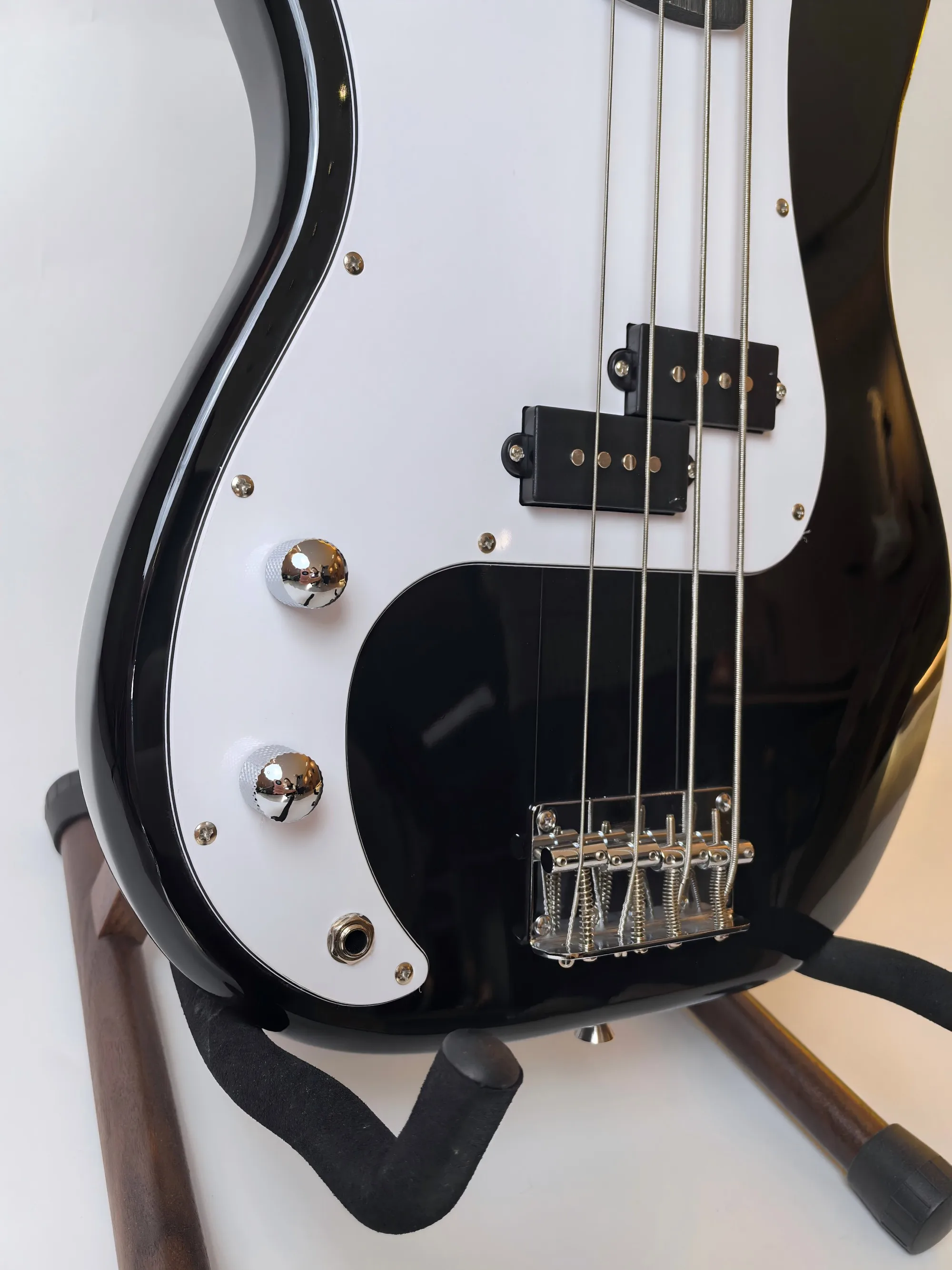 In Stock,Bass on the left hand, black 20 grades 4 string bass, directly sold by the manufacturer, can be customised.