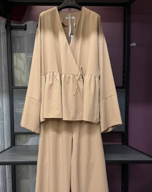 Женский комплект весны/лета 2025 года, новый дизайн с v-образным вырезом, свободный кружевной топ, широкие брюки