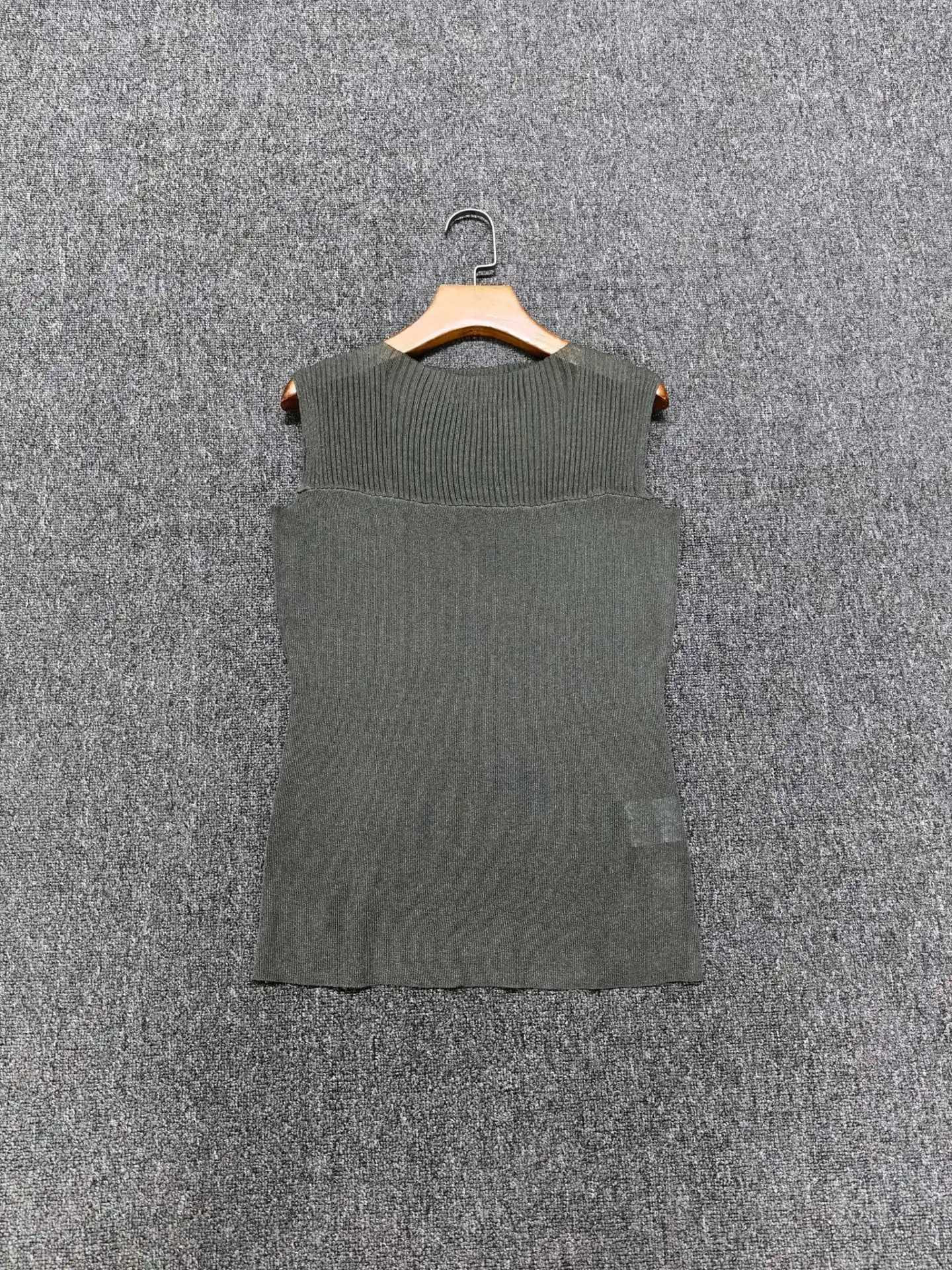 Slim-Fit, Off-Shoulder Knit Top, 2026 Early Autumn New Designer Style, One-Shoulder Top For Women.
