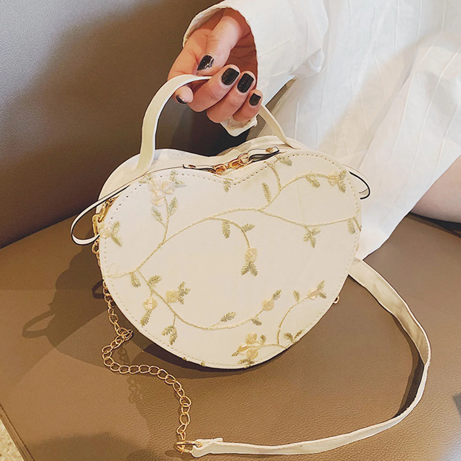 حقيبة كتف نسائية عصرية من الدانتيل على شكل قلب حقيبة كروس من جلد البولي يوريثان محفظة صغيرة لهدية عيد الحب مقاس 21 × 6 × 17 سم