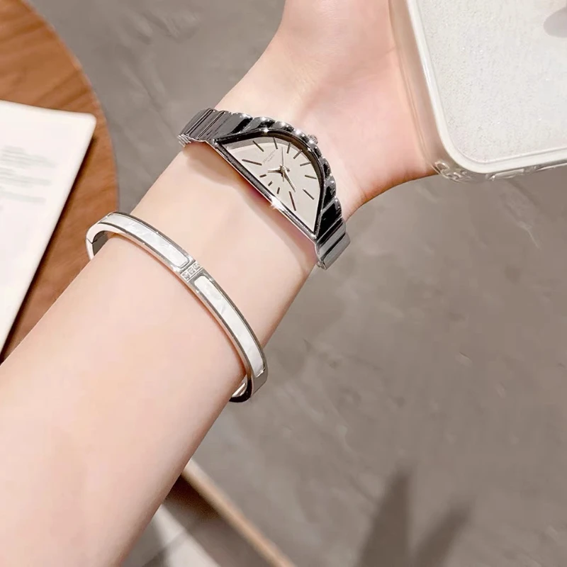 Jam Tangan Wanita Mewah 2025 Jam Tangan Emas Bentuk Unik Jam Tangan Premium Unik Jam Tangan Desainer Wanita Bahan Stainless Steel Quartz Hadiah