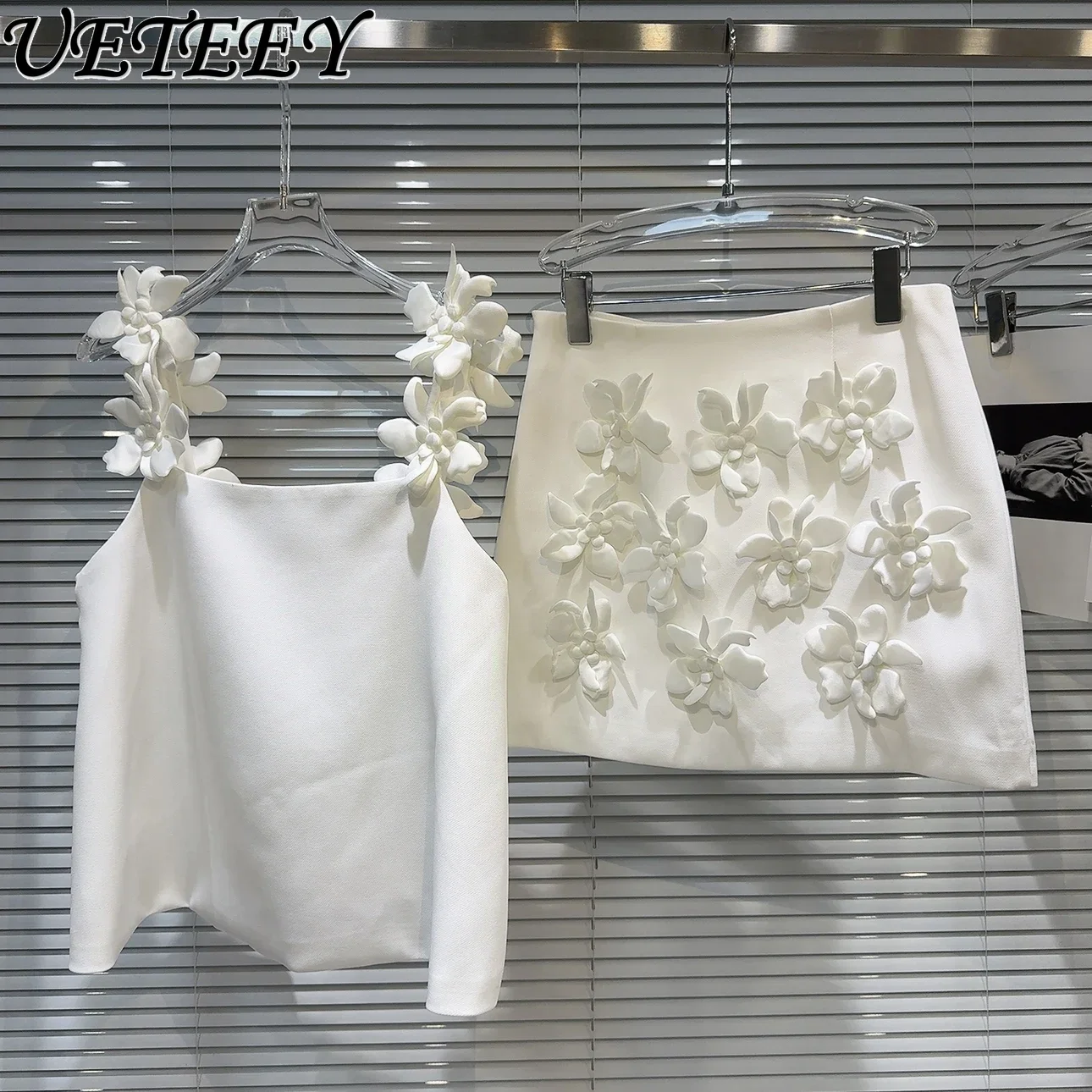 

Fall 2024 New White Sweet Three-Dimensional Flowers Spaghetti Strap Vest Top + High Waist Fashion A- Line Mini Skirt Set Women