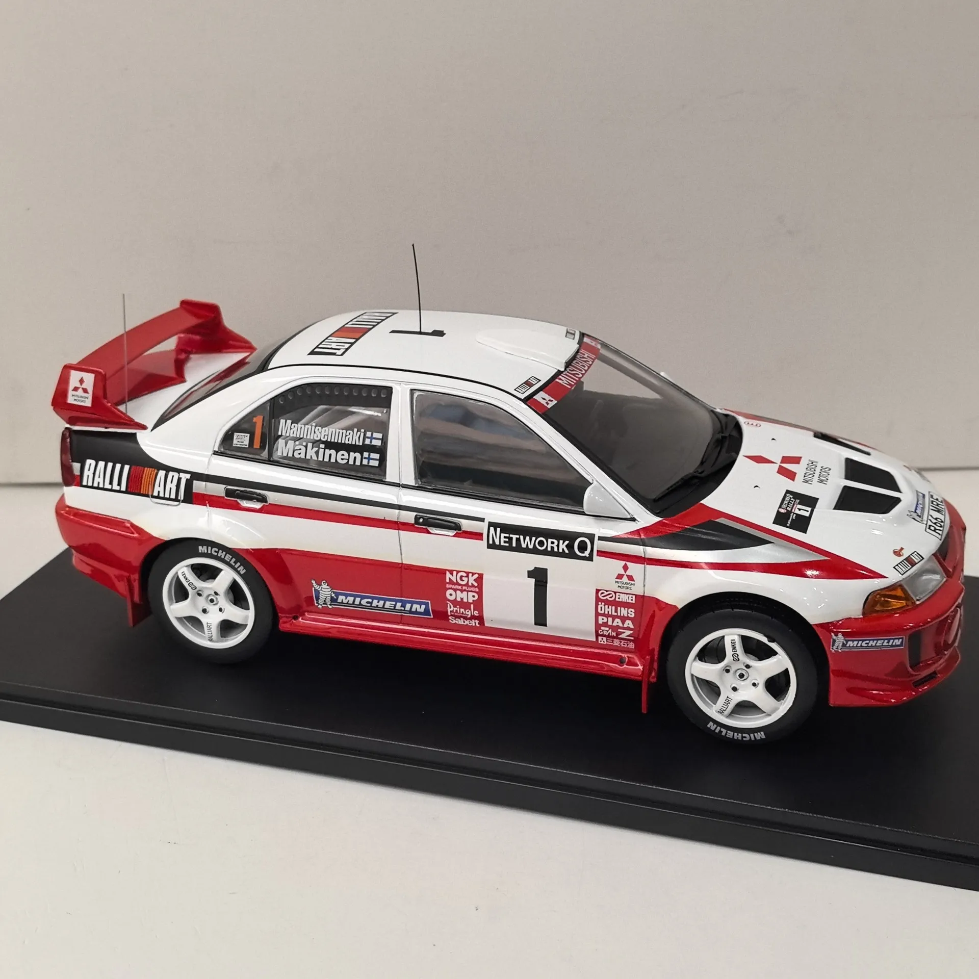 Moulé sous pression IXO 1/18 Échelle MITSUBISHI LANCER EVO V # 1 modèle de voiture de course en alliage Mitsubishi, jouet à collectionner, présentoir Souvenir cadeau