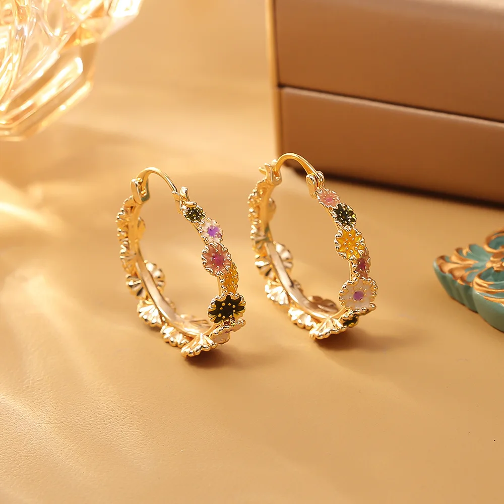 

Fashionable, exquisite and high-end colorful flower hoop earrings, light and luxurious earrings, sweet personalized earrings