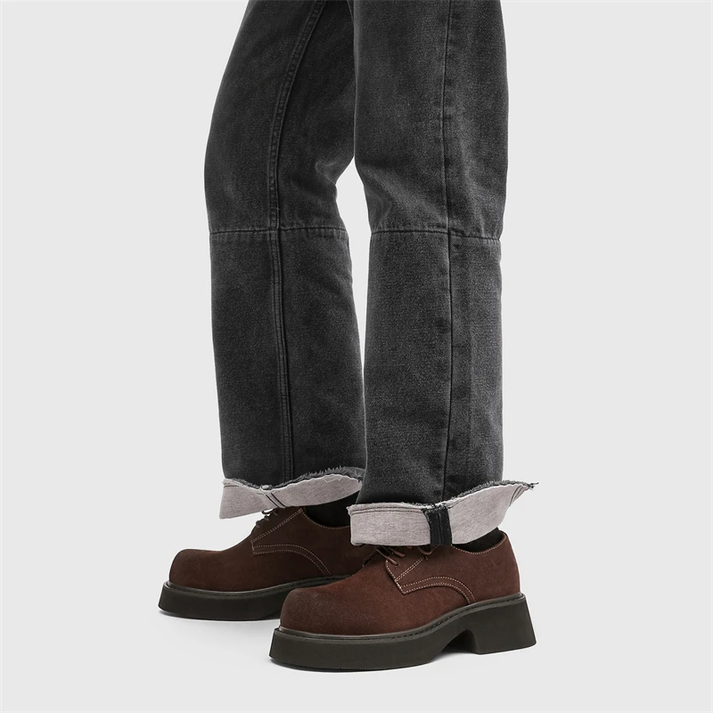 

Новые замшевые кожаные туфли с большим носком. Мужская деловая повседневная обувь на толстой подошве. Модная универсальная и простая мужская официальная обувь.