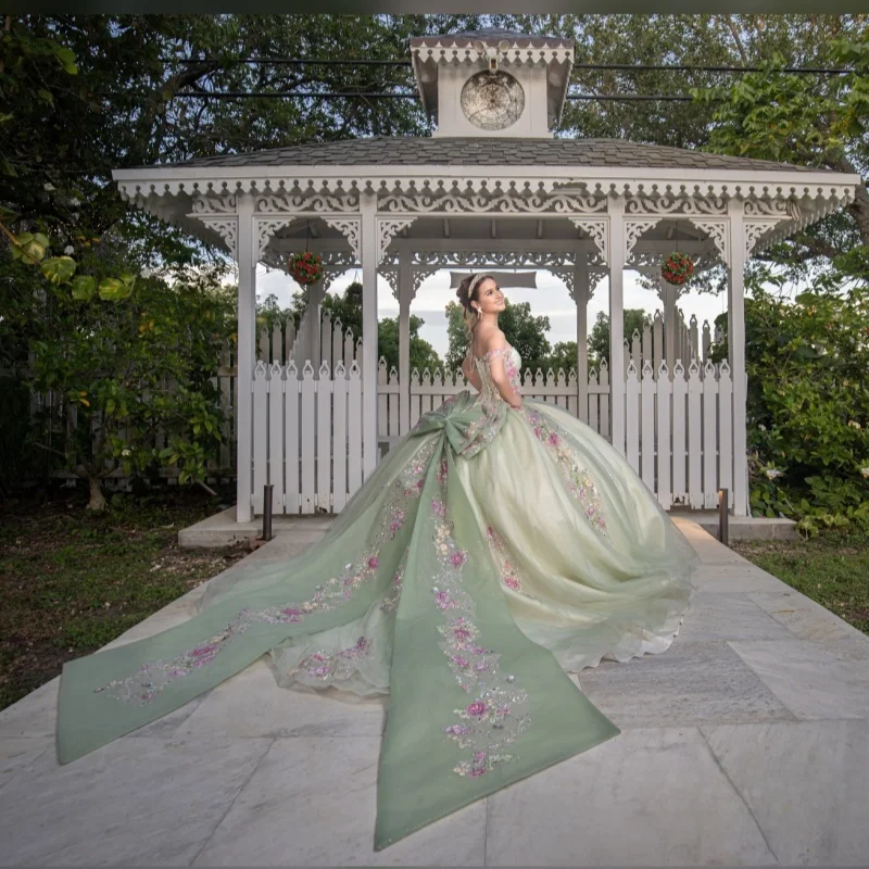 Abiti Quinceanera verde chiaro personalizzati con spalle scoperte Glitter applique fiore Ruffle Big Bow Vestido De 15 Quinceanera