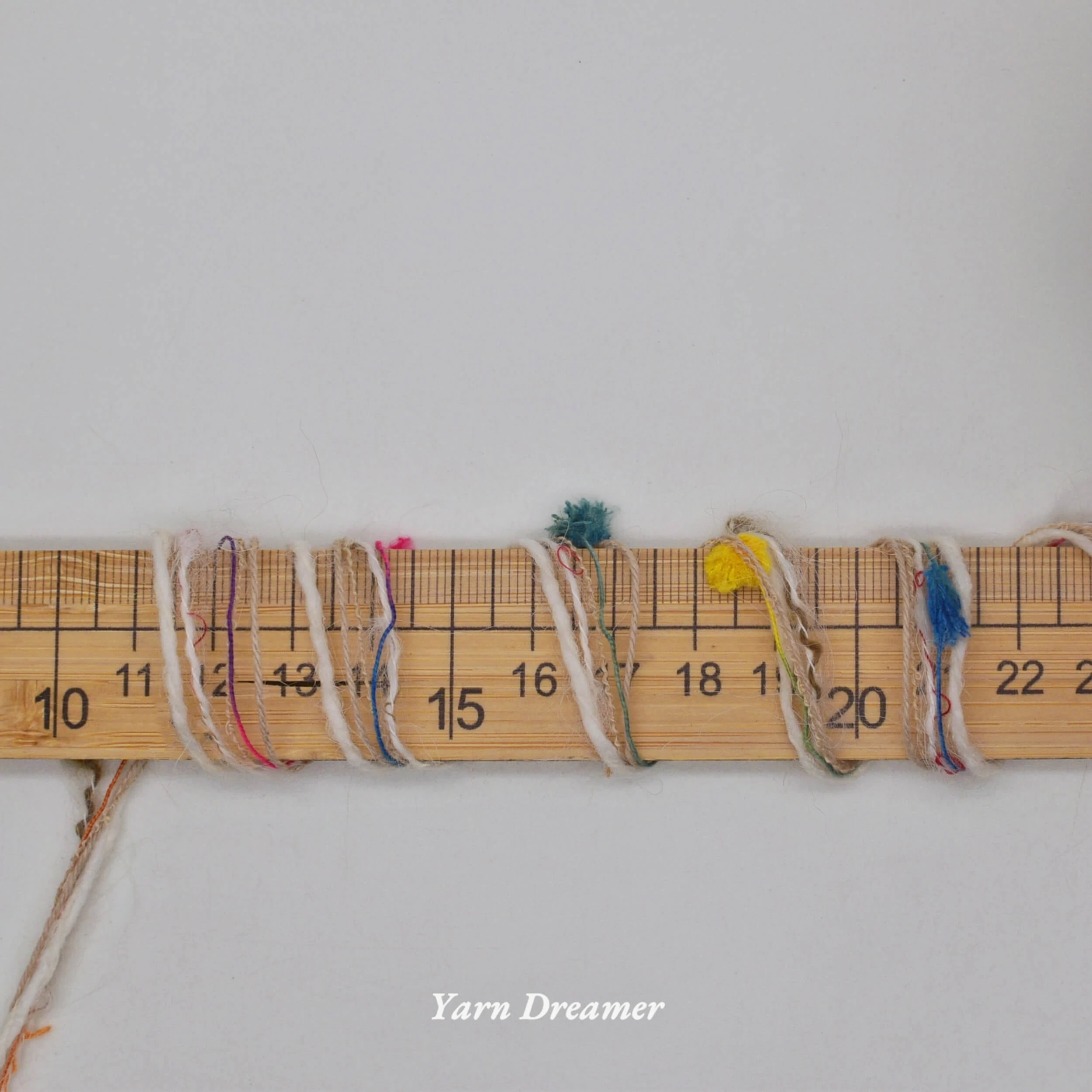 قوس قزح بوم بوم وشاح الحياكة غزل البيج متعدد الألوان غزل سميك لخيوط صوف الكروشيه للحياكة