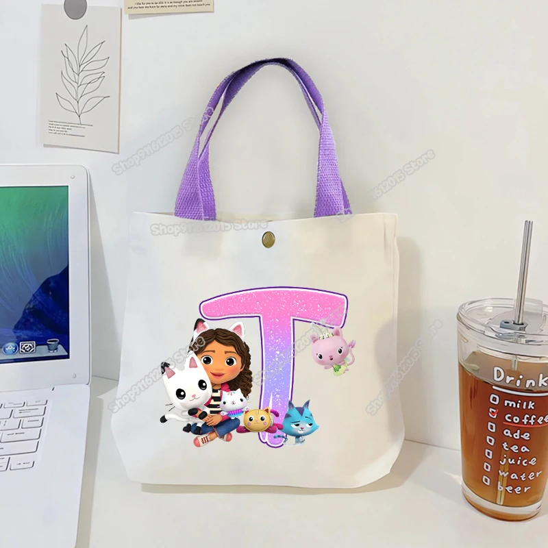 กระเป๋าถือผ้าแคนวาสลายการ์ตูนแมวน่ารัก ตัวอักษร A-Z สำหรับผู้หญิง ยี่ห้อ Gabbys Dollhouse ใช้ได้หลายแบบ ทั้งแบบถือและสะพาย สำหรับเดินทางและช้อปปิ้ง