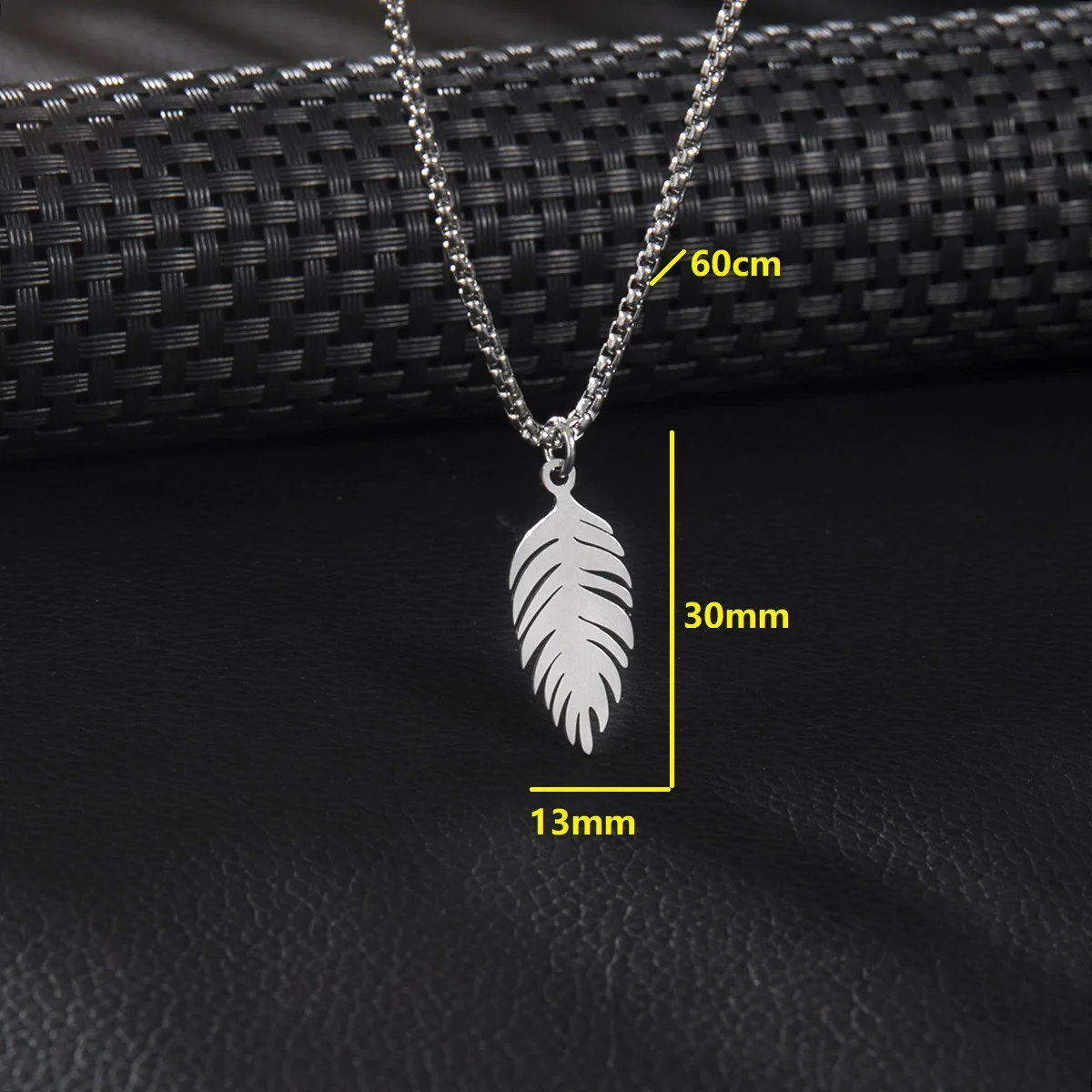 European and American cold style retro collarbone chain, personalized punk stainless steel leaf feather pendant, new necklace je