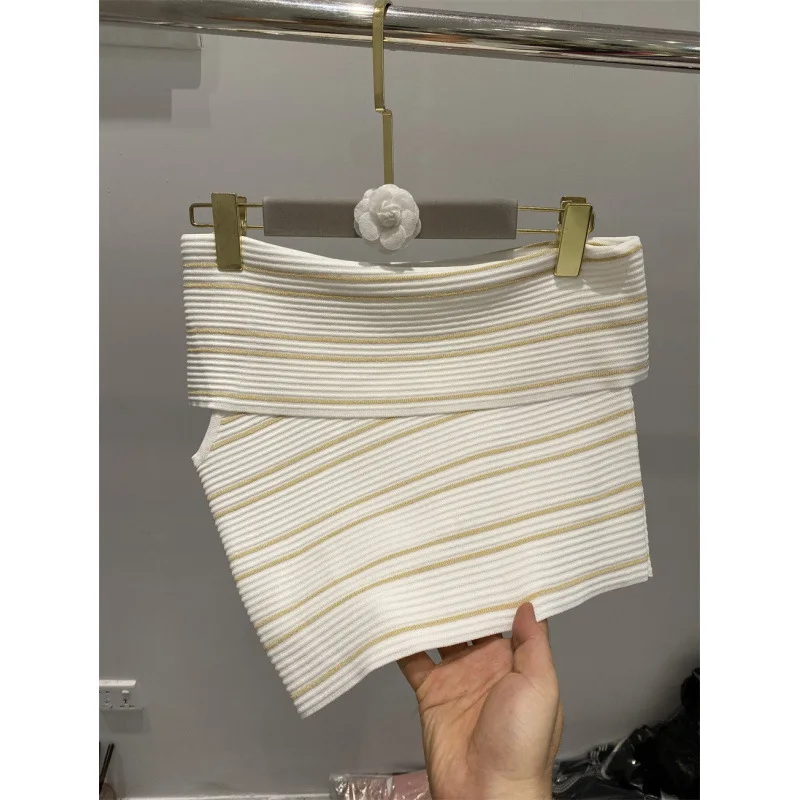 Ensemble deux pièces pour femme : camisole à épaules dénudées avec rayures dorées et détails à lacets, veste légère assortie, tenue d'automne