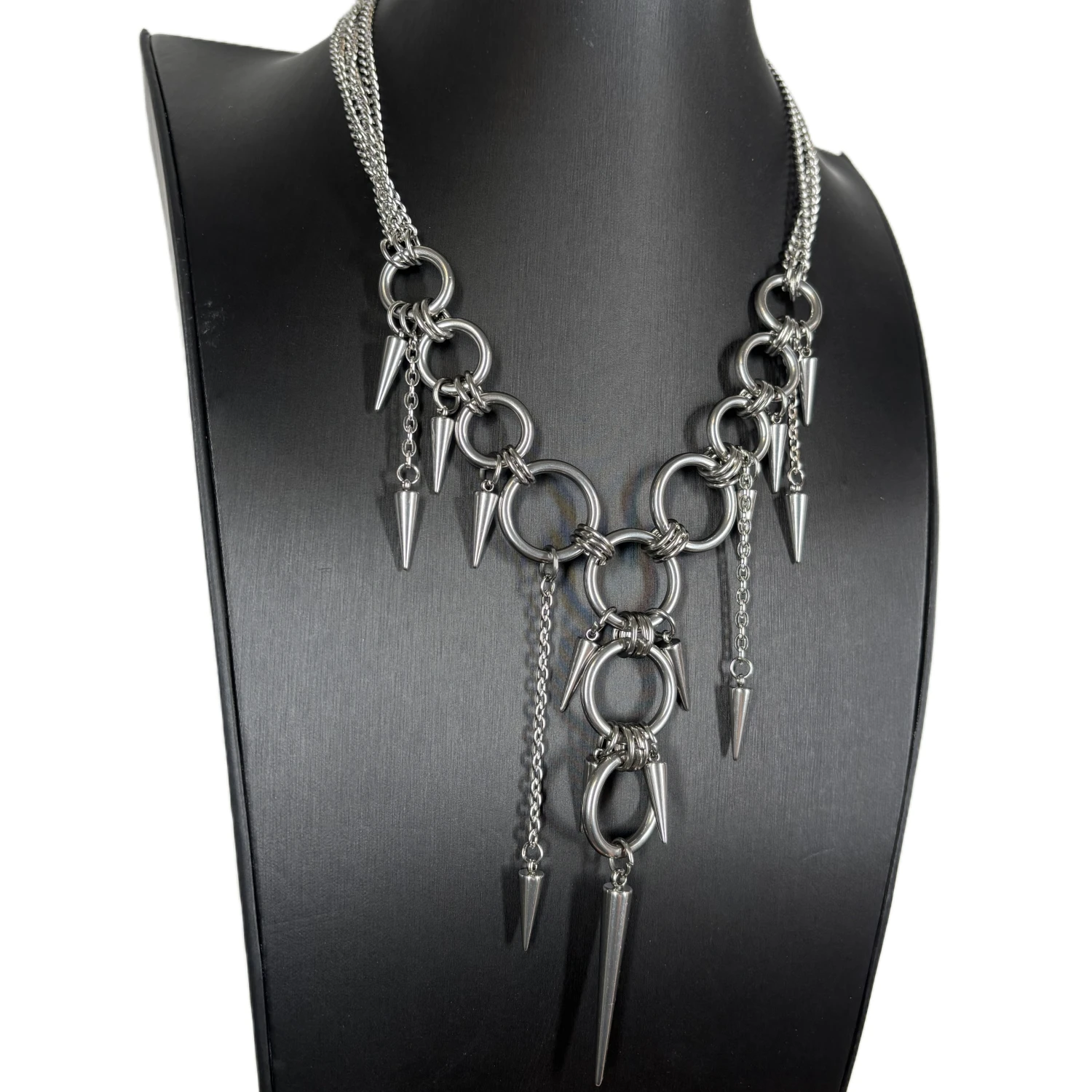 اليدوية الشرير الصخرة ثقب سبايك مبالغ فيها الصلب حلقة شرابة للنساء الرجال الأزياء برشام قلادة سترة سلسلة الملحقات