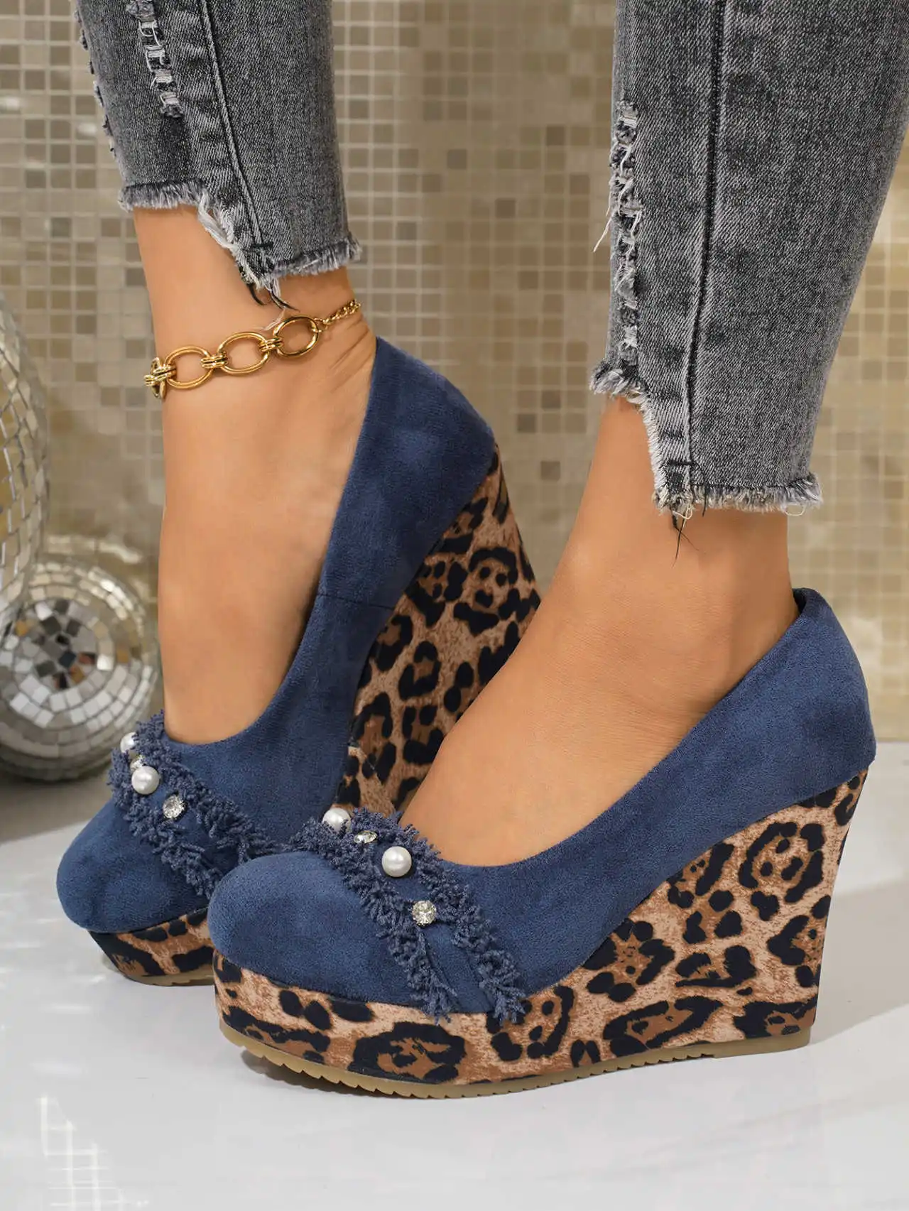 

Women's leopard print wedge heel thick soled single shoes are fashionable, lightweight, low cut commuting shoes, and high heels
