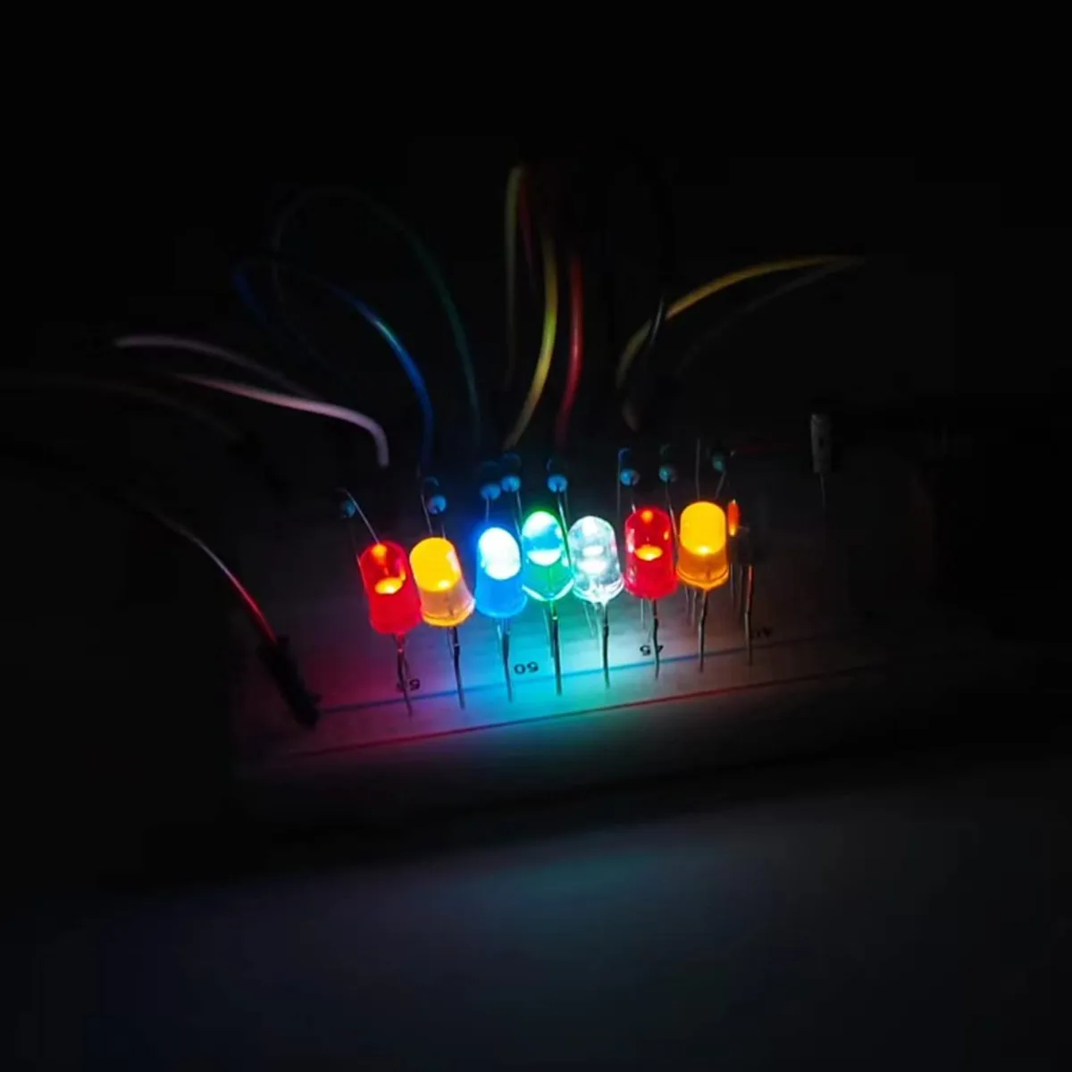 المقاوم ومجموعة المبتدئين LED: 600 قطعة 30 قيم 10Ω-1MΩ 1% 1/4 واط + 200 قطعة 5 ألوان 3 مم و5 مم تشكيلة المصابيح مع الملقط