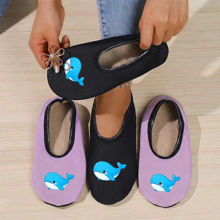 

Четырехсезонные носимые пары с милым животным принтом кита и тонкой бархатной подкладкой, дышащие, высокая эластичность, нескользящие тапочки-поло