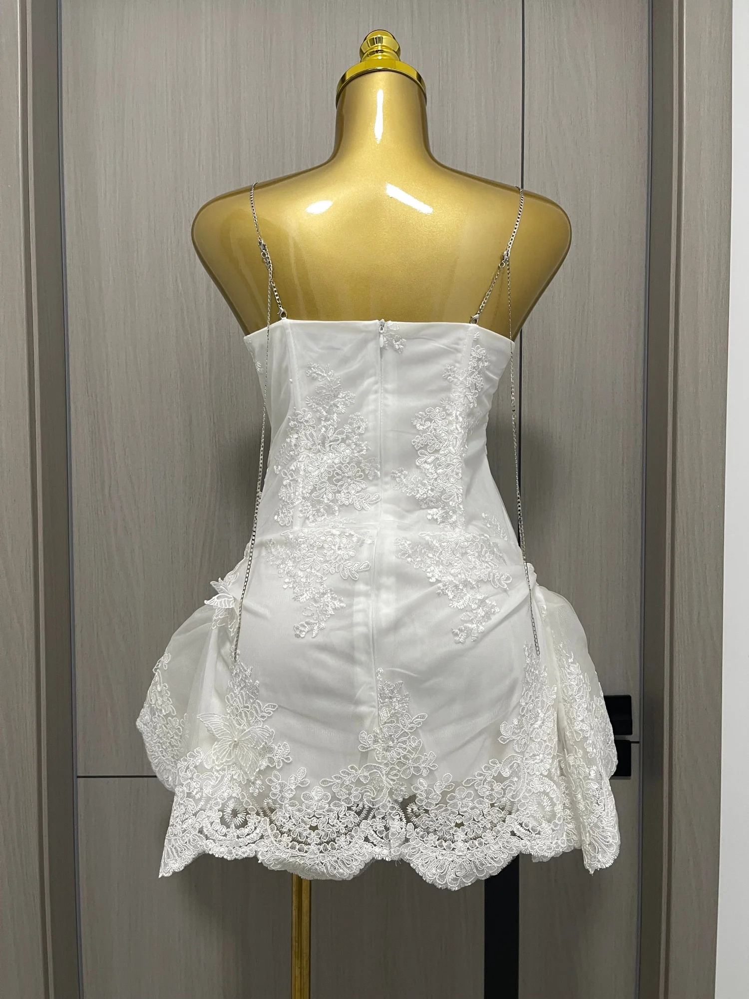 

Новое осеннее лоскутное кружевное металлическое платье с ремешком-цепочкой и низким вырезом, модное вечернее платье, острое шикарное вечернее мини-платье с уникальным дизайном