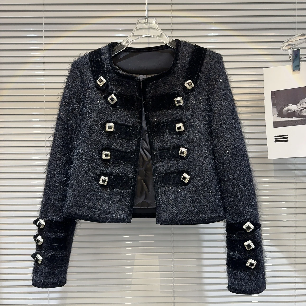 

Winter 2025 ort Outerwear Women's Padded Quilted Furry High-Defn Rib Bone Button Design Luxury Inner Jaet