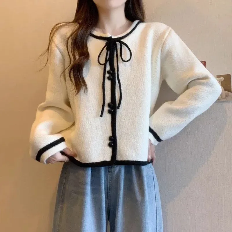 เสื้อสเวตเตอร์ไหมพรมสไตล์จีนใหม่ เสื้อสเวตเตอร์ผู้หญิงแบบผูกเชือก กลิ่นหอมอ่อนๆ เสื้อคลุมคาร์ดิแกนหลวมๆ สไตล์ใหม่สำหรับฤดูใบไม้ผลิและฤดูใบไม้ร่วง