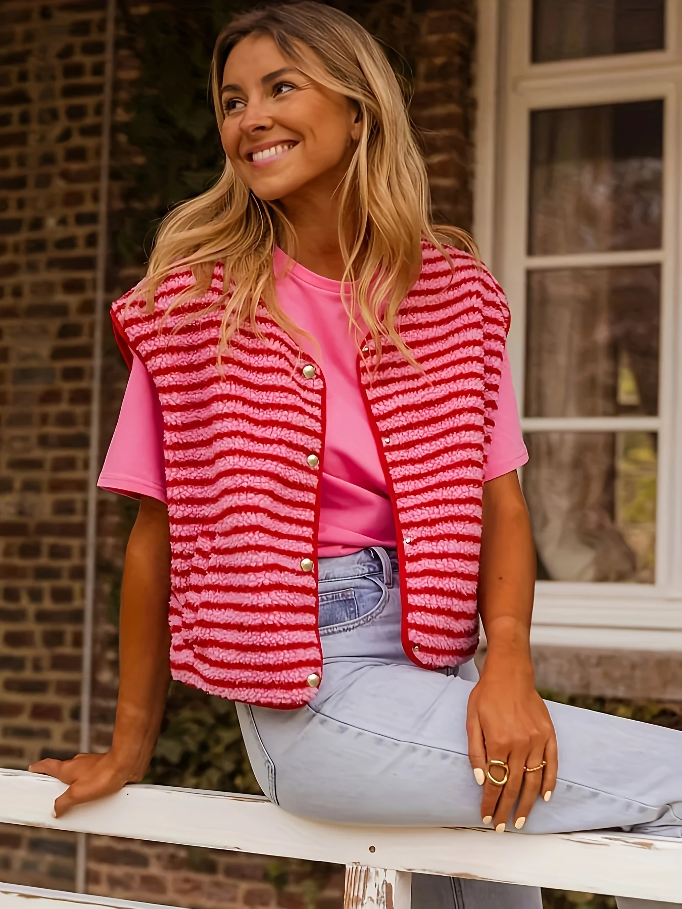 Gilet en tricot pelucheux à rayures roses pour femmes d'âge moyen, vêtements d'extérieur sans manches avec boutons sur le devant et poches latérales pour un usage quotidien décontracté