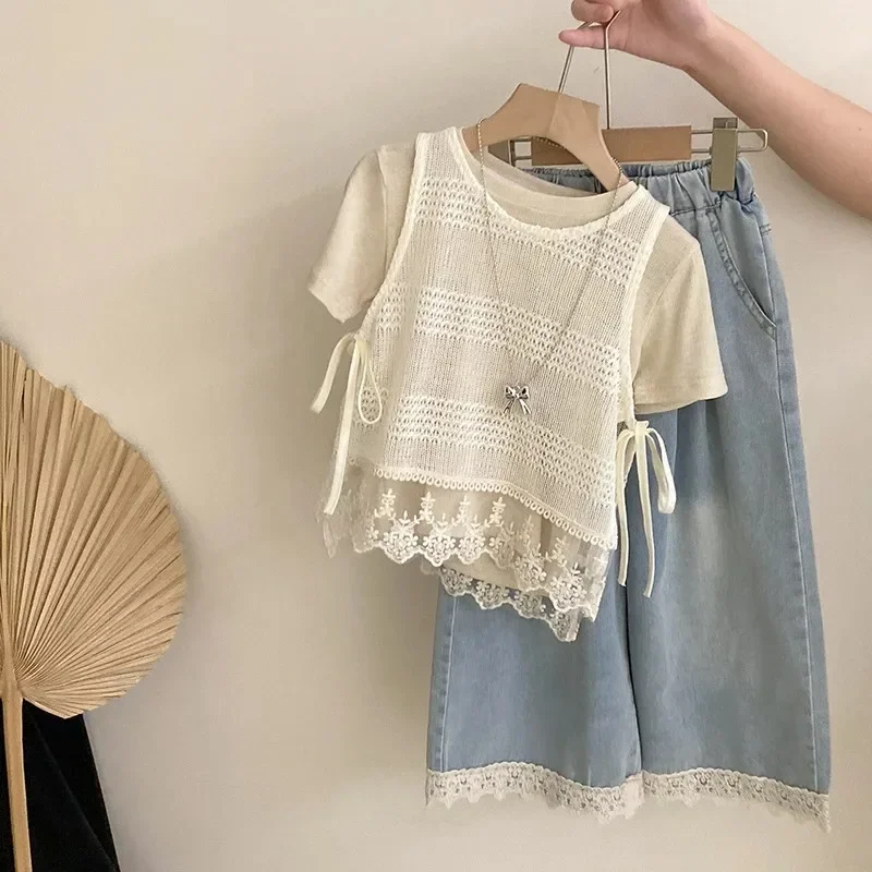 

Корейский комплект лета 2025 года для девочек, новый полый кружевной жилет, однотонный кружевной повседневный джинсовый комплект с короткими рукавами, комплект из трех предметов