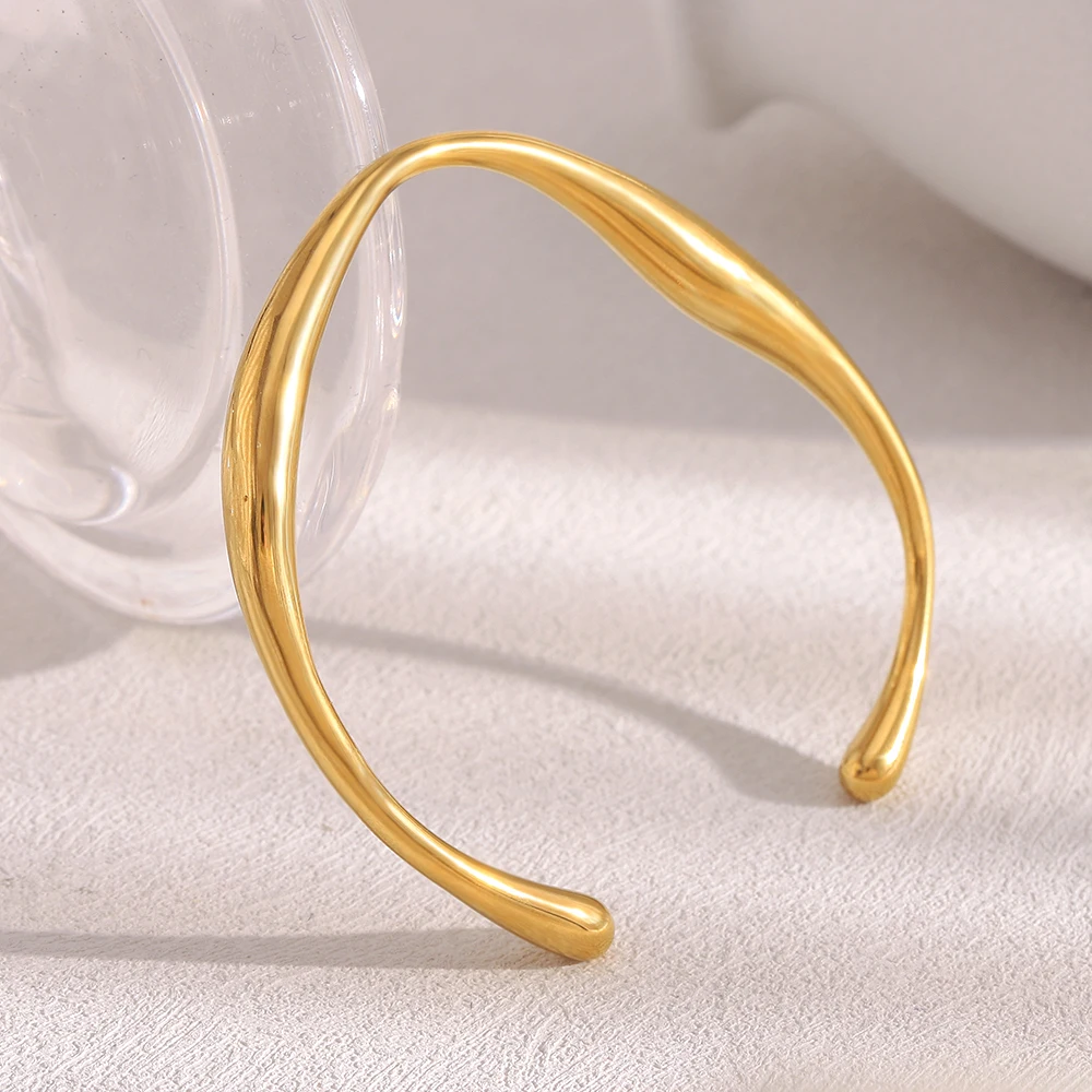 E.B.belle Neues, glattes, unregelmäßiges, gedrehtes Manschettenarmband, 18 Karat vergoldeter Edelstahl, minimalistischer Stil, Damenschmuck – Detail 9