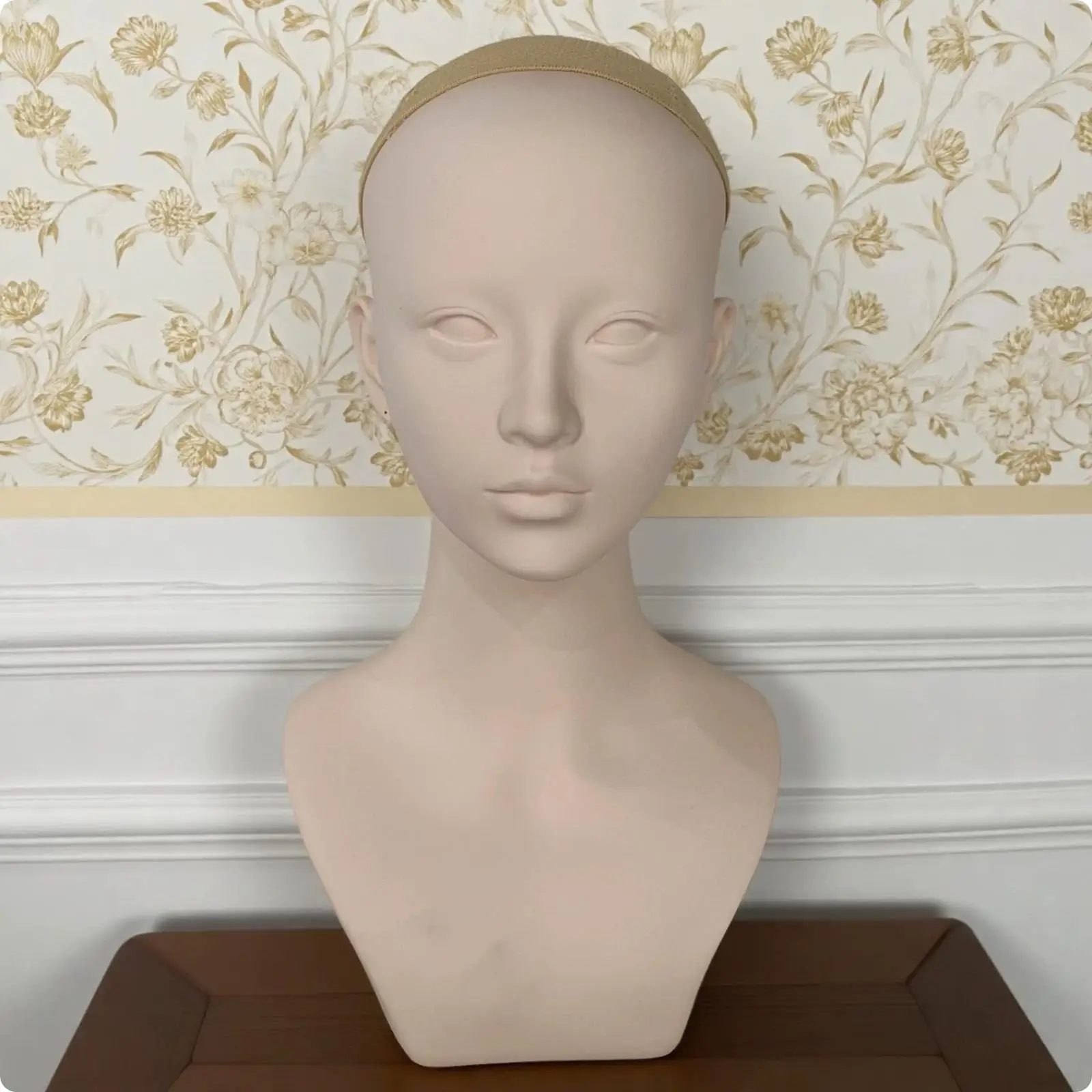 Mannequin Head Bust No-Makeup Mannequin Head with Shoulders Smooth