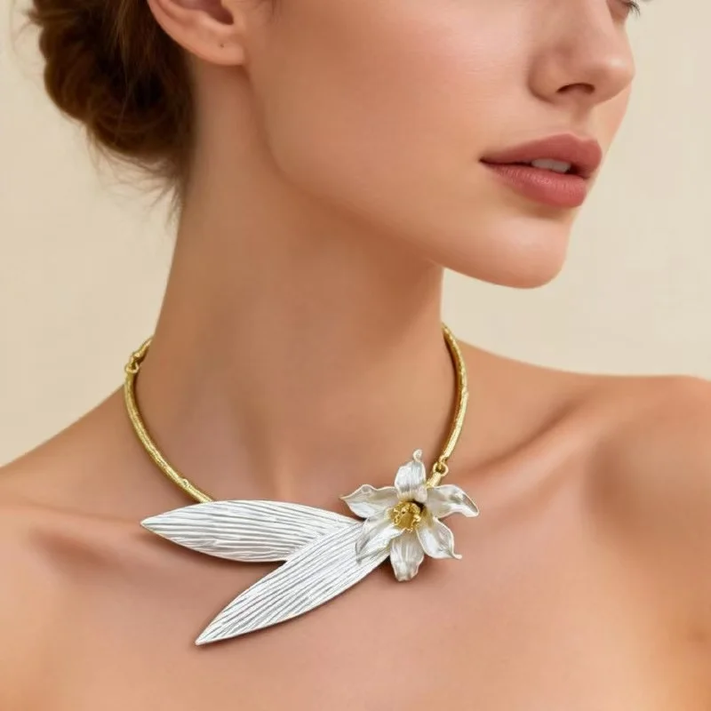 

Elegant Vintage Metal Necklace for Women with Leaf Texture And White Enamel Flower Design Daily Accessory