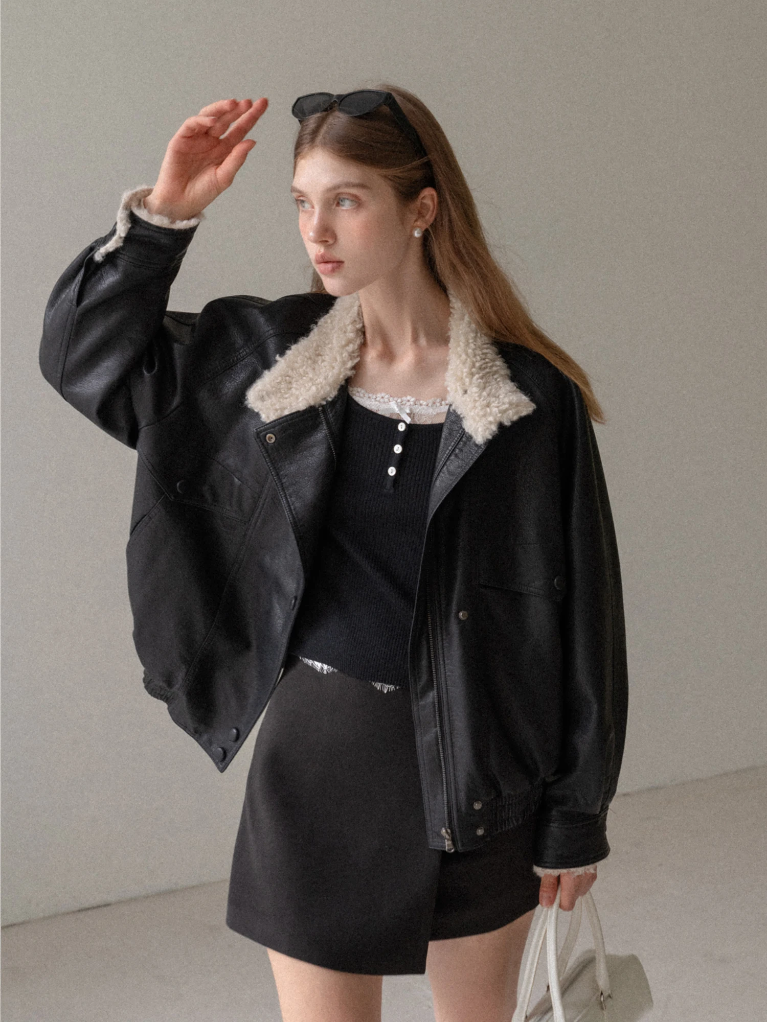 Jaqueta Fena Estilo Americano Eggka com Gola de Pele Sintética Preta, Couro PU, Forro Quente com Zíper, Manga Longa e Cai...