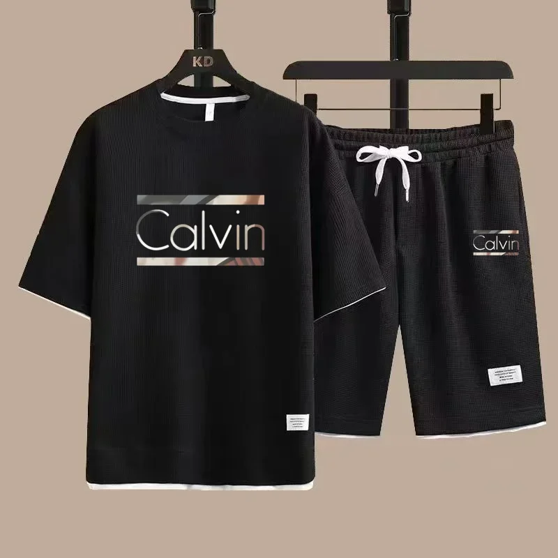 

A two-piece set of new men's casual sportswear for summer 2025, featuring short sleeves, round collars, T-sleeves and shorts