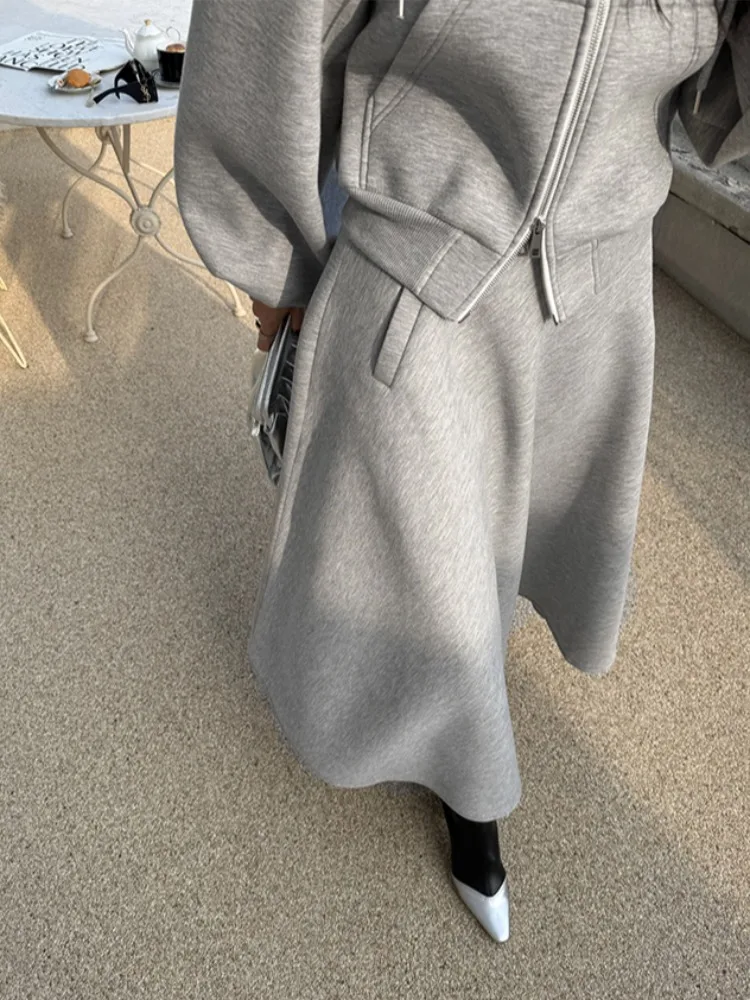 シックで多用途なパーカー スウェットシャツ トップとシンプルなハイウエスト スカートのツーピースセット 女性用 Ele Outfit 春秋