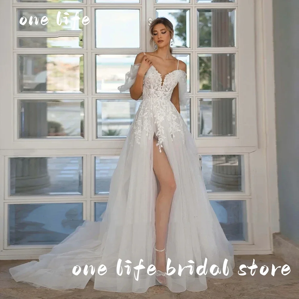 

Простое свадебное платье трапециевидной формы на бретельках с открытыми плечами Свадебные платья с 3D аппликациями Кружевное платье с разрезом по бокам и скользящим шлейфом по индивидуальному заказу